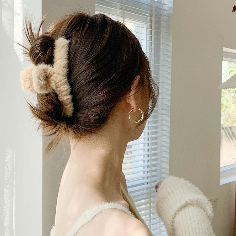 (イェロー)クリップ　もこもこ　　フェイクファー　ヘアピン　ヘア留め　冬　ヘアアクセサリー　ヘア爪　クランプ　かわいい　オシャレ　髪飾り　大人　かわいい　クリスマス　上品