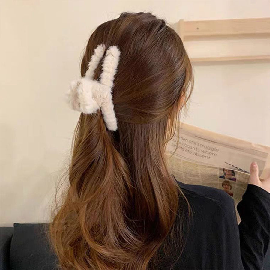 (イェロー)クリップ　もこもこ　　フェイクファー　ヘアピン　ヘア留め　冬　ヘアアクセサリー　ヘア爪　クランプ　かわいい　オシャレ　髪飾り　大人　かわいい　クリスマス　上品