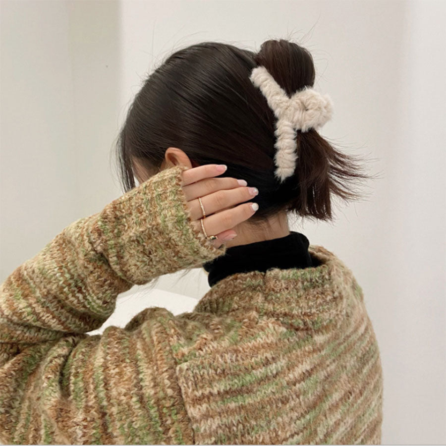 (イェロー)クリップ　もこもこ　　フェイクファー　ヘアピン　ヘア留め　冬　ヘアアクセサリー　ヘア爪　クランプ　かわいい　オシャレ　髪飾り　大人　かわいい　クリスマス　上品