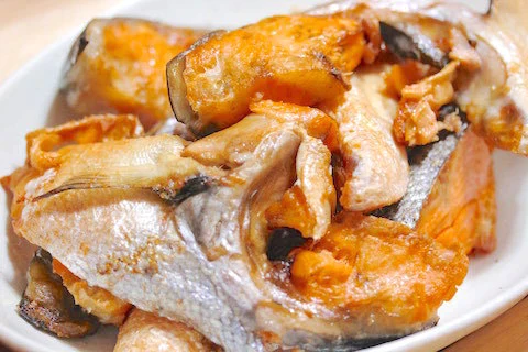【北海道産!大容量!お買い得パック!冷凍配送!送料無料!】脂たっぷり!鮭カマ切り落とし!約1kg