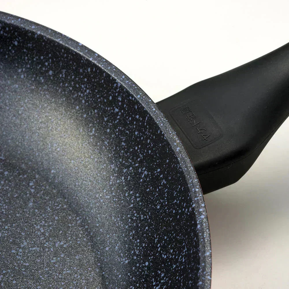 超軽量　楽かるパン　フライパン26cm ◆ 振りやすい 丈夫 パスタ 揚げ物 こげにくい 軽量 深型フライパン お手入れ簡単 金属ヘラOK フッ素樹脂塗装 内面4層コート加工 おうち時間 調理器具 おしゃれ オシャレ お洒落 赤い 新生活応援 ガス火専用