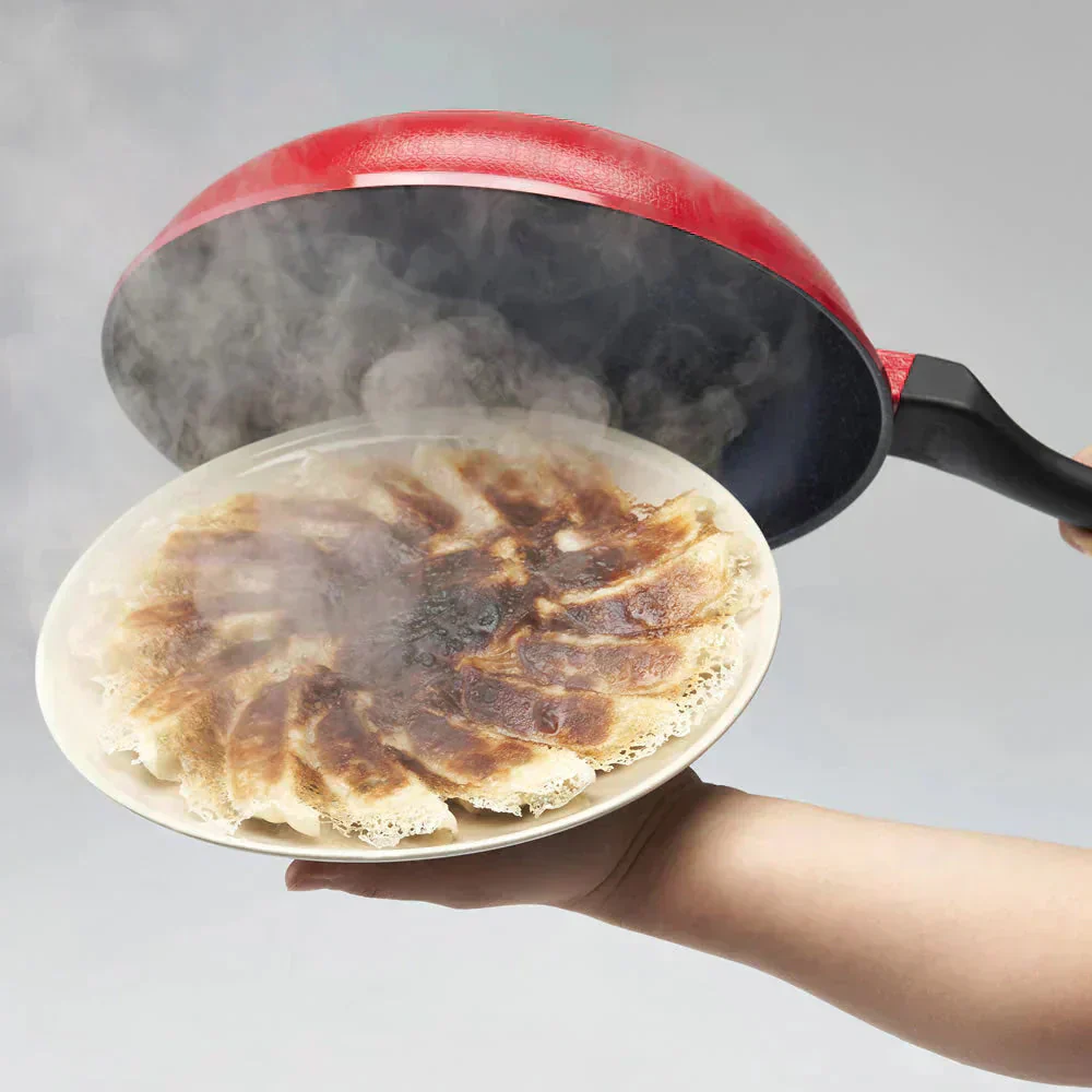 超軽量　楽かるパン　フライパン26cm ◆ 振りやすい 丈夫 パスタ 揚げ物 こげにくい 軽量 深型フライパン お手入れ簡単 金属ヘラOK フッ素樹脂塗装 内面4層コート加工 おうち時間 調理器具 おしゃれ オシャレ お洒落 赤い 新生活応援 ガス火専用
