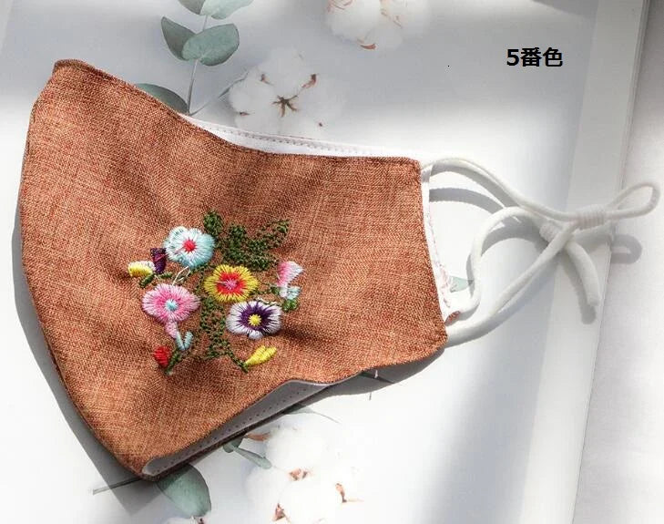 【ランダム発送】秋冬春 刺繍うファッションマスク 防寒　洗える 布　立体 防塵　美人 マスク 綺麗 大人用 秋冬新作 おしゃれ（1枚）