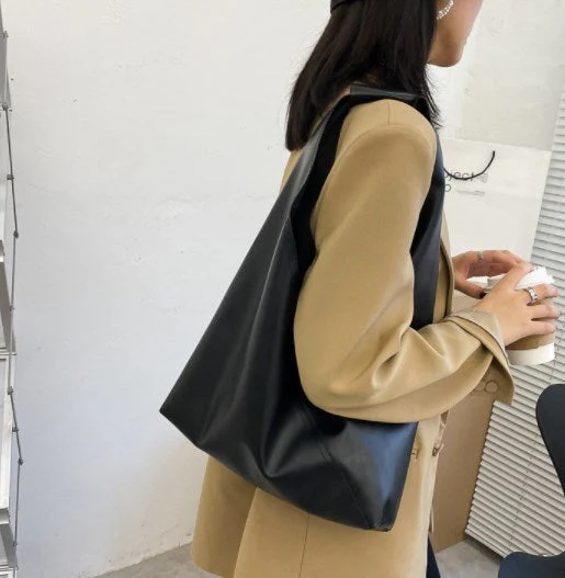 大人気 レザートートバッグ トライアングル モード系