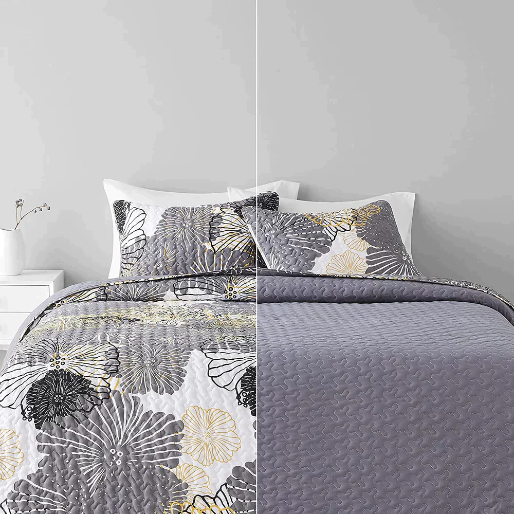 Amazonベーシック 訳あり クイーンサイズ寝具3点セット キルティングベッドカバー(229×239cm)1枚、ピローケース(51×66cm)2枚 ダークグレーフローラル