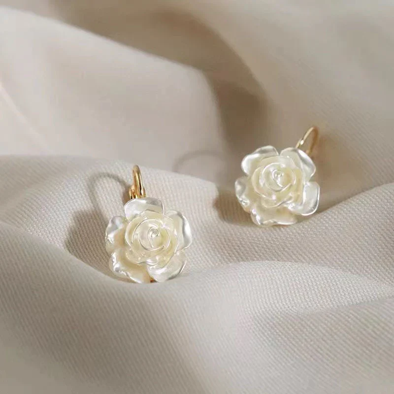 ピアス レディース フラワー 花 バラ 揺れる おしゃれ 韓国 メッキ シンプル 上品 かわいい 小ぶり シンプル
