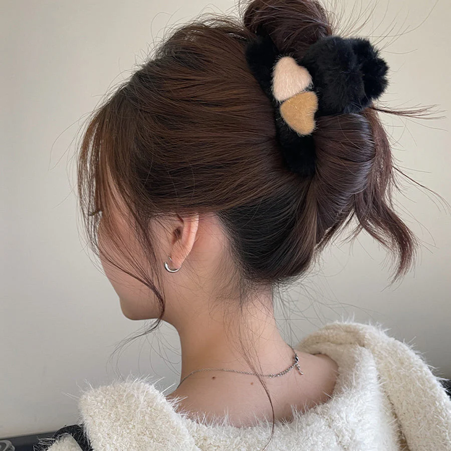 (ホワイト)ヘアクリップ ハート バンスクリップ ヘアアクセサリー モコモコ 韓国 ボア バレッタ 秋 冬 レディース クロス ボリューム 大きめ 髪飾り