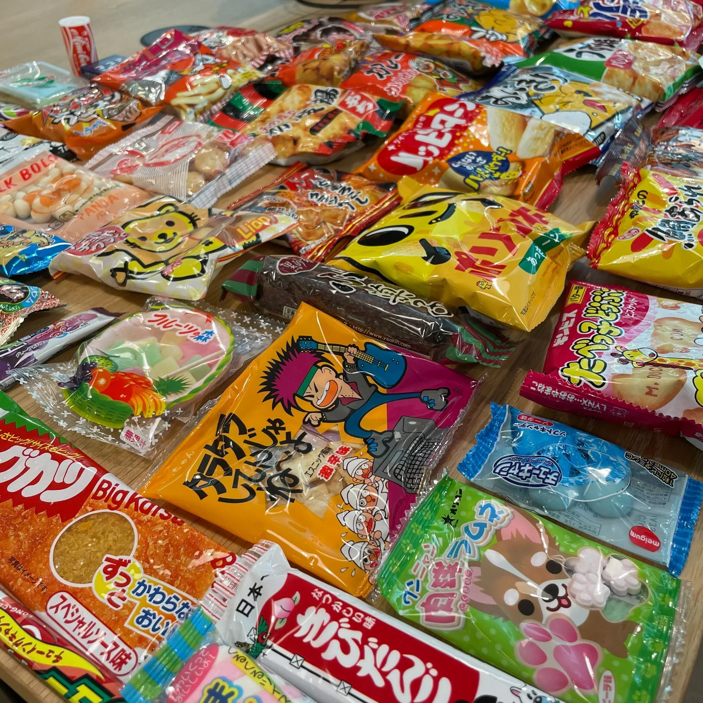 【賞味期限間近】駄菓子福袋！塗り絵も楽しめるデザインケース入り駄菓子55個セット