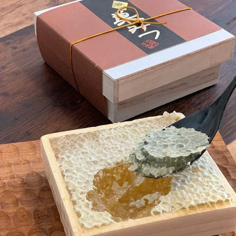 【極巣みつ】　はちみつ　巣蜜　コムハニー　ご褒美　国産蜂蜜　ギフト　まるごと　ハチミツ　御歳暮　お歳暮