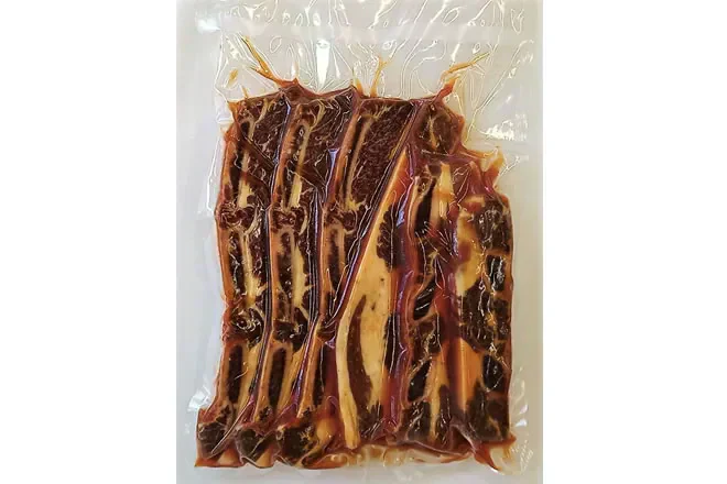 【５００ｇ】本場韓国の味！牛骨付きカルビ(味付け)／韓国の秘伝のタレ使用!梨・玉ねぎ・リンゴのピューレ、ニンニク等焼き上がりの旨みが違います!