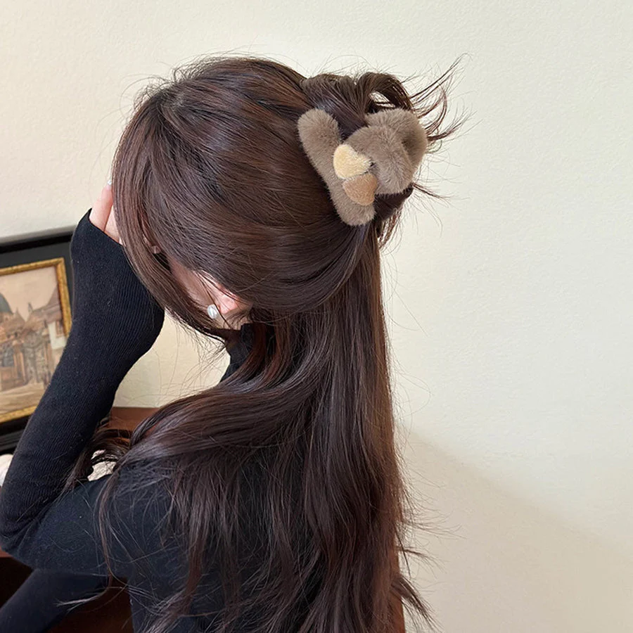 (ベージュ)ヘアクリップ ハート バンスクリップ ヘアアクセサリー モコモコ 韓国 ボア バレッタ 秋 冬 レディース クロス ボリューム 大きめ 髪飾り