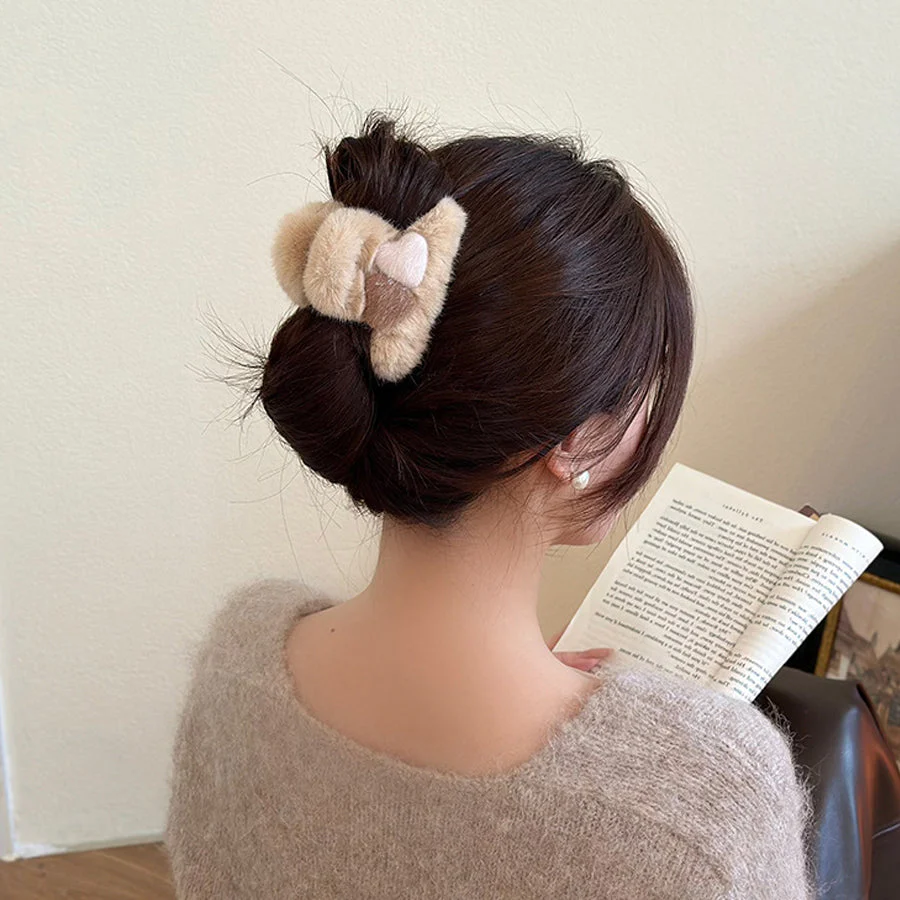 (ホワイト)ヘアクリップ ハート バンスクリップ ヘアアクセサリー モコモコ 韓国 ボア バレッタ 秋 冬 レディース クロス ボリューム 大きめ 髪飾り