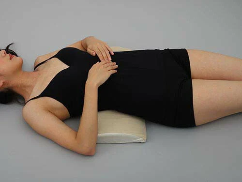 爽快マグ付き腰枕ＤＸ [ 腰 腰用 腰専用 枕 まくら 腰痛 血行促進 コリ こり緩和 疲労回復 冷え性 磁石 マグネット ネオジム磁石 プレゼント ギフト 贈り物 敬老の日 父の日 母の日 誕生日 送料無料 ]