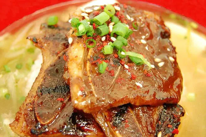 【５００ｇ】本場韓国の味！牛骨付きカルビ(味付け)／韓国の秘伝のタレ使用!梨・玉ねぎ・リンゴのピューレ、ニンニク等焼き上がりの旨みが違います!