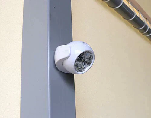 【ブラック】どこでも人感センサーライト 屋内 屋外 電池式 工事不要 LEDライト 人感センサー 付き 防水 玄関 防犯ライト