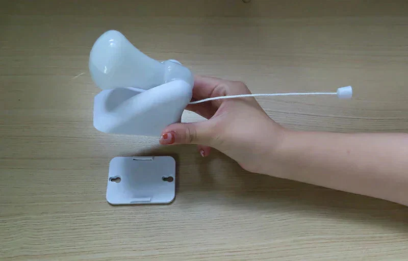 【2個組】停電時でも付く ライト LED 照明 電池式 単四電池3本 明るい  電気 クローゼット取り付け可 ベッド取り付け 隙間 スペース 電池式ひも引きライト