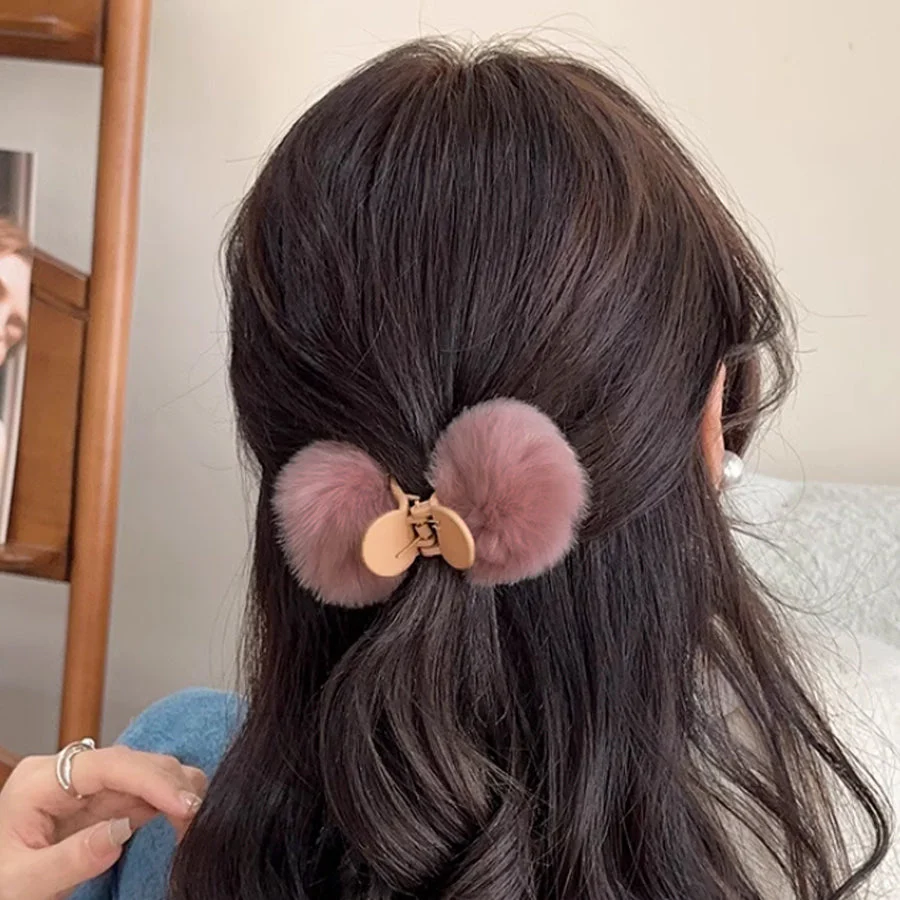 (カーキ)ヘアクリップ モコモコ　ファーバンスクリップ ヘアアクセサリー  韓国 ボア バレッタ 秋 冬 レディース ボリューム 大きめ 髪飾り 髪留め
