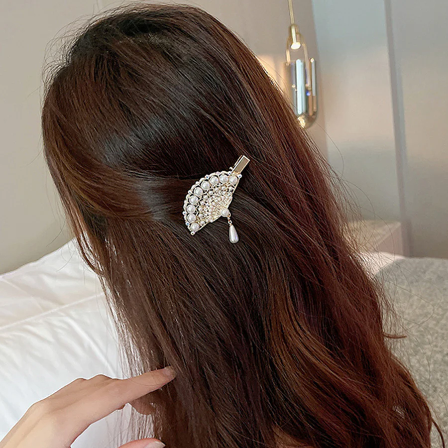 (ホワイト)ヘアクリップ 扇子 パール せんす チャーム 浴衣 和装 キラキラヘアピン ヘア留め 髪飾り 髪留め ヘアアクセサリー