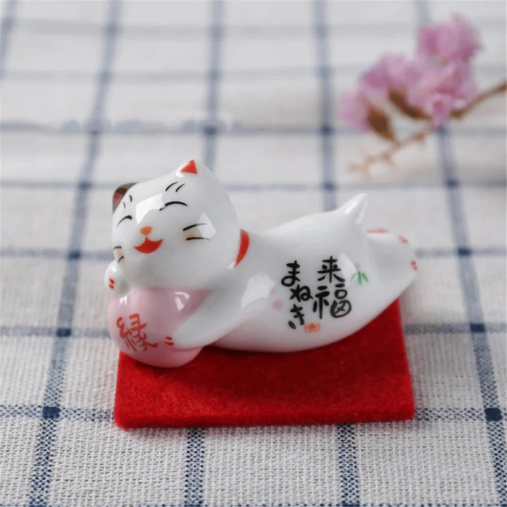 即納商品【招き猫 置物 彩絵招き猫箸置きセット】 5個セット しあわせ猫箸台  和風 陶器 箸置き 家庭用 店用和食器 卓上小物 飾り物 猫箸はし置き お箸置き (（5個）ねこ) 赤いシート付いてない(w216)