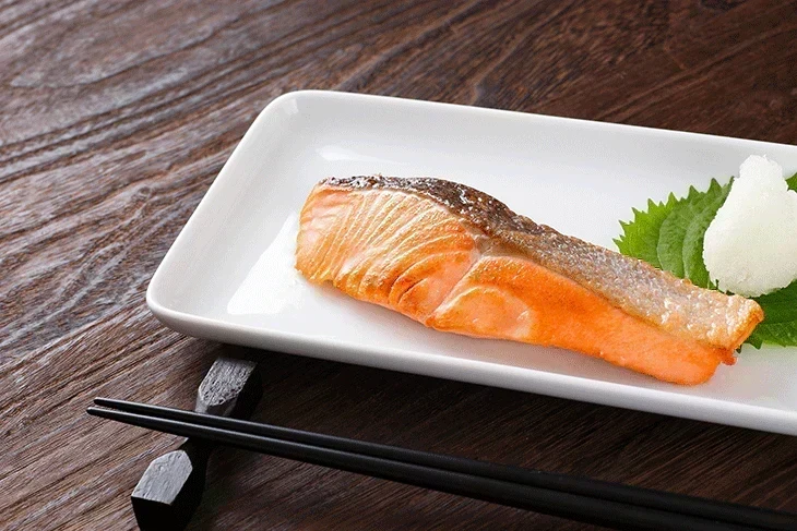 【無塩・無添加】プレミアム銀鮭“骨取り”切身 500g x 2パック=1kg 鱗取り 銀鮭 鮭 サケ さけ サーモン おかず お弁当 おつまみ お歳暮
