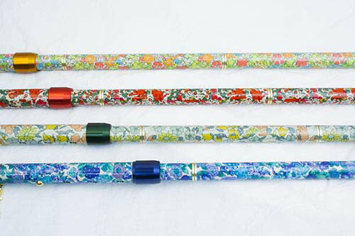 【レッド】SGマーク 杖 ステッキ 折りたたみ 天然木 軽量 プリントステッキ ４段式 グリーン オレンジ レッド ブルー
