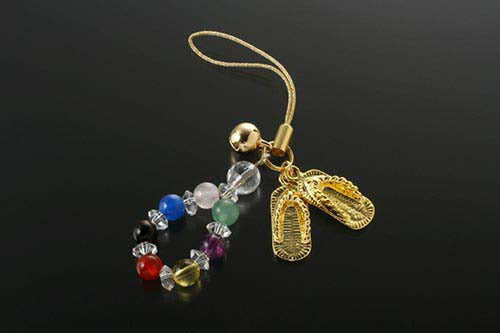 カラフル宝石・金のわらじストラップ [ 天然石 パワーストーン 白水晶 黄水晶 アメジスト 虎目石 赤メノウ 青メノウ ローズクォーツ アベンチュリン 開運 邪気払い 御守り お守り スマホ 縁起が良い 運気アップ 携帯 チャーム 日本産]