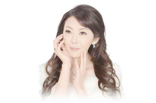 ２４金電動美顔器 BEAUTYSTICK [ 美顔器 振動 純金 入浴 お風呂 美容 持ち運び可能 電動簡単操作 24金 防水 リラックス ホームケア マッサージ 電池式 軽量 コンパクト 日本製 送料無料 ]
