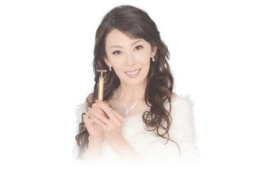 ２４金電動美顔器 BEAUTYSTICK [ 美顔器 振動 純金 入浴 お風呂 美容 持ち運び可能 電動簡単操作 24金 防水 リラックス ホームケア マッサージ 電池式 軽量 コンパクト 日本製 送料無料 ]