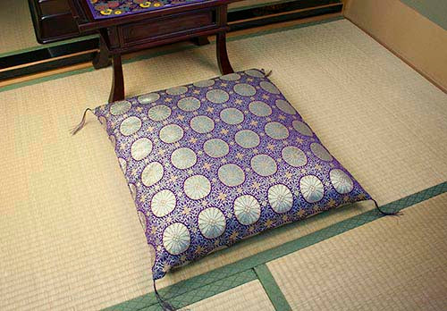 金襴座布団カバー《丸菊》八端判 [ 座布団 カバー 座布団カバー 八端判 59×63cm しっかり生地 丸菊 菊 花柄 和室 和風 和柄 仏前 仏前用 仏間 法事 法要 お盆 ざぶとん 手洗い 日本製 ]