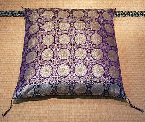 金襴座布団カバー《丸菊》八端判 [ 座布団 カバー 座布団カバー 八端判 59×63cm しっかり生地 丸菊 菊 花柄 和室 和風 和柄 仏前 仏前用 仏間 法事 法要 お盆 ざぶとん 手洗い 日本製 ]