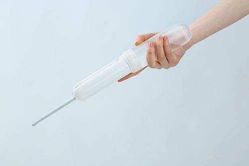 電動式シャワーウォッシュ [ 携帯用洗浄機 トイレ用品 携帯用 おしり洗浄器 電池式 持ち運び 容量140ml ポーチ付き 旅行 災害 防災グッズ 介護 高齢者 オムツ替え 赤ちゃん 育児 ペット 散歩 強さ切り替え お尻洗浄 おしり洗浄 ]
