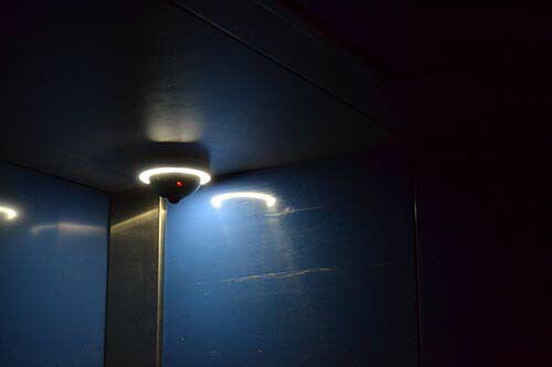 センサーライト 人感 防犯カメラ風 防犯 屋外 電池式 防犯カメラ風センサーライト ガレージ 玄関