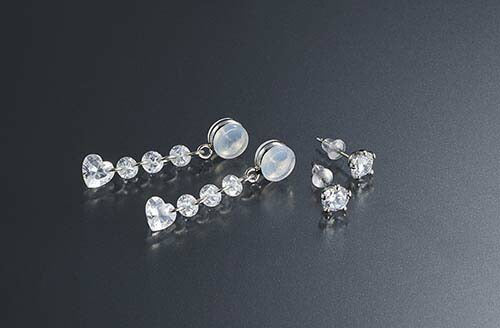キュービックジルコニア「チタンピアス＆チャーム付きキャッチ」セット ピアス チタン 記念日 ギフト プレゼント 彼女 夫婦 母の日 誕生日 ハート 揺れる