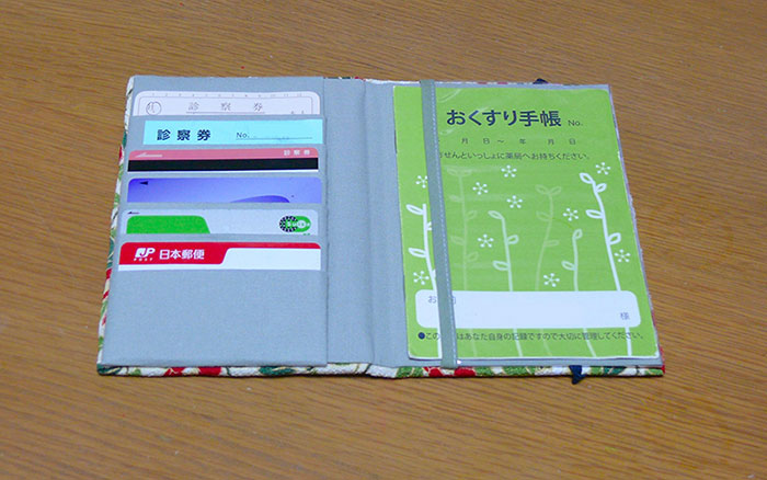 【桜柄】お薬手帳 診察券 保険証 ケース かわいい おしゃれ 和柄 さくら つばき 通帳 レディース ギフト 贈り物 母の日 敬老の日 / 京ちりめんお薬手帳入れケース
