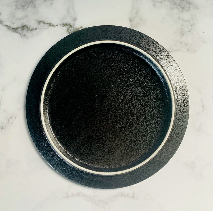 ペトラブラック17cmフラット丸皿 直径17cm 平皿17cm 黒耀 スレート調 スレート風 黒い食器 大皿 丸皿 パスタ皿 ピザプレート 電子レンジOK オーブンOK 食洗機OK 美濃焼 日本製 陶磁器 大口注文OK   陶器のふる里  trysネ