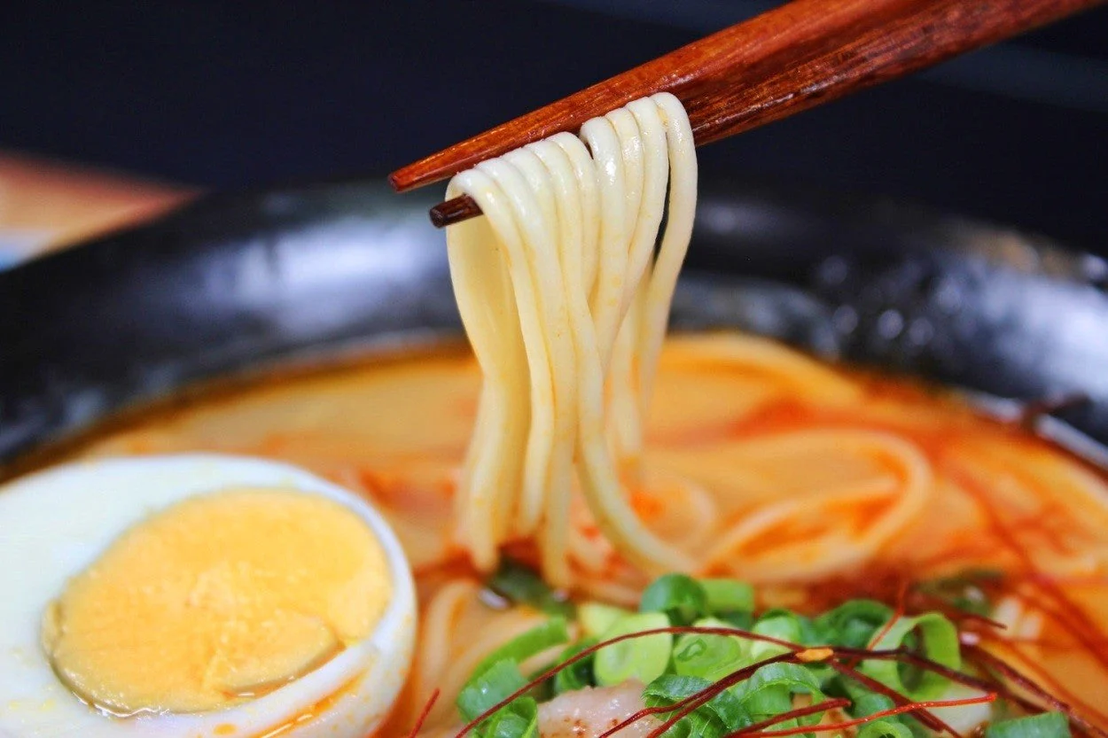 【100円シェア買い】とんからラーメン2人前 人気の豚骨ラーメン 旨辛の辛味噌入り 濃厚豚骨系 本場九州 お試しセット ご当地 メール便 保存食 非常食 まとめ買い お取り寄せ【ご新規さんとシェア買い】