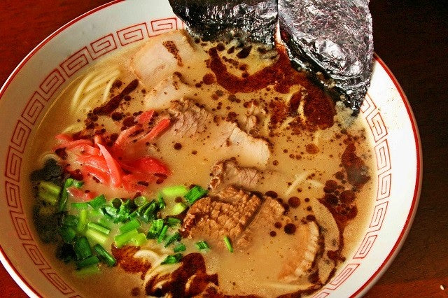 【100円シェア買い】ラーメン専家とんこつ味2人前 人気の九州豚骨ラーメン 特製焦がしニンニク調味油（黒マー油）付き 本場九州 お試しセット ご当地 メール便 保存食 非常食 まとめ買い お取り寄せ【ご新規さんとシェア買い】