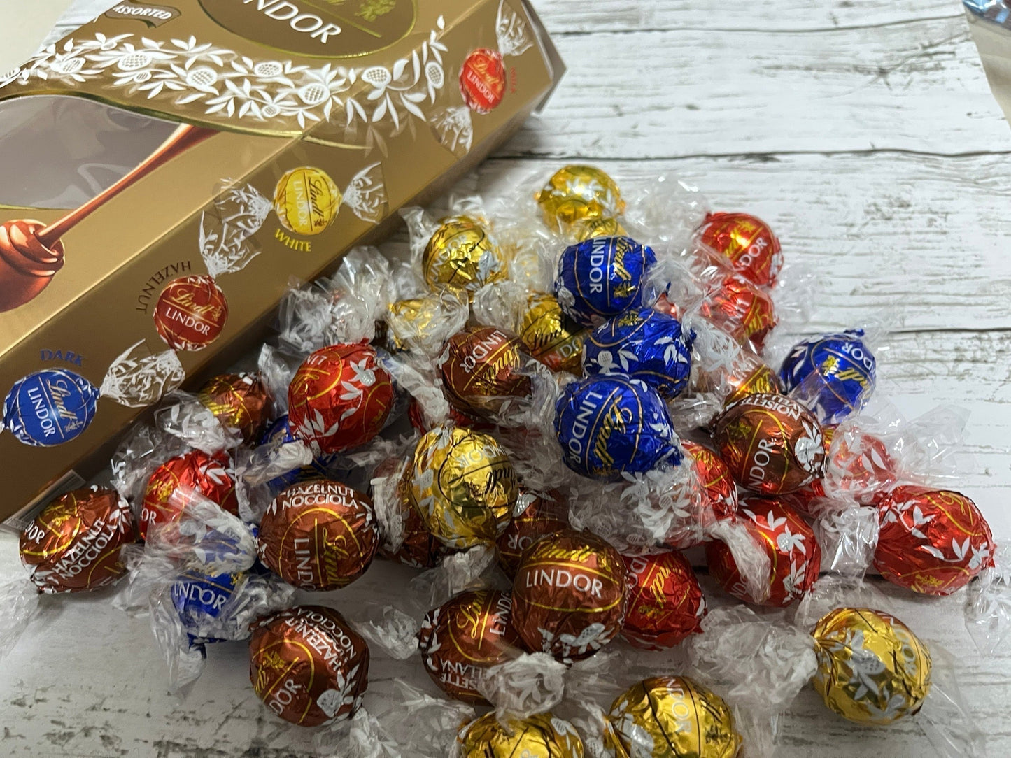 11粒リンツ 金 リンドール バレンタイン アソート ゴールド 4種類 11個  チョコレート 金 詰め合わせ お試し 送料無料  コストコ COSTCO