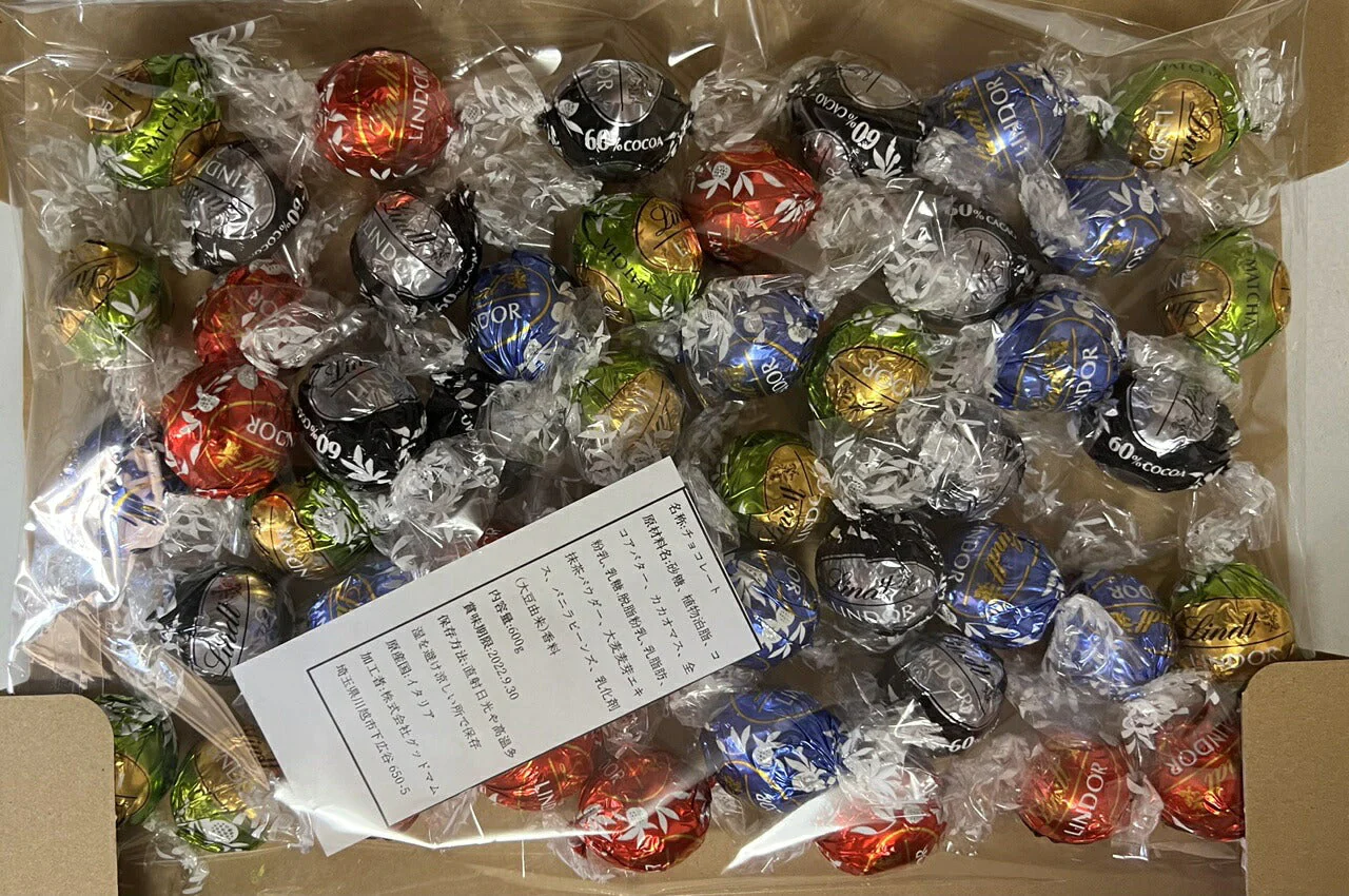 ＊シルバー＊《即納品》メール便専用箱発送 送料無料＊ 日本未発売味入り 4種類アソート 約48個 リンツ リンドール シルバー トリュフチョコレート 600ｇ 送料無料【抹茶 エクストラダーク(カカオ60%) ミルク ミルクホワイト】 LINDT LINDOR TRUFFLES コストコ通販 訳あり＃8