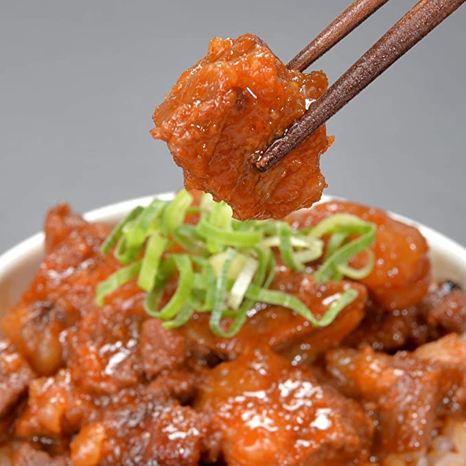※同時に2セット購入で1セットプレゼント【300g×2袋】赤身ゴロゴロ 牛すじ煮込み韓国風 | ご飯やお酒のお供にピッタリ！！コチュジャンが効いた、ご飯もお酒も進む味！！