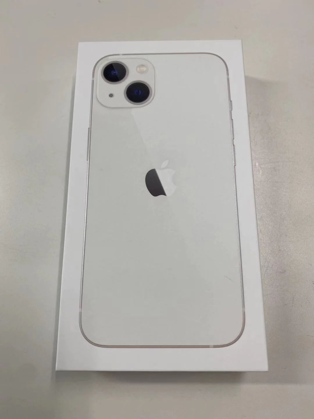 【新品】【未開封】　iPhone 13 128GB SIMフリー 版 スターライト [MLND3J/A]　送料無料　【即納】【プレゼント】【家族】