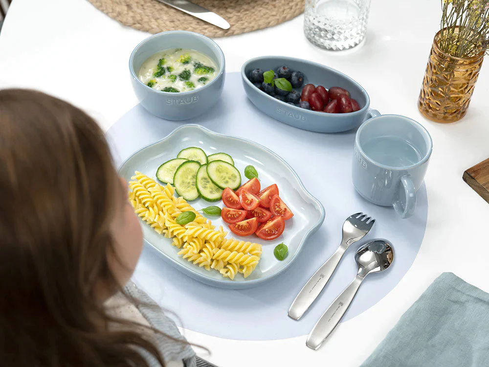 【超得ハイパーSALE】ストウブ ベビー＆キッズ テーブルウェアセット ブルー| STAUB 赤ちゃん用 食器 皿  マグ セラミック  子ども用 食器セット ギフト お祝い 出産祝い 陶器 食器 動物 どうぶつ デザイン プレート