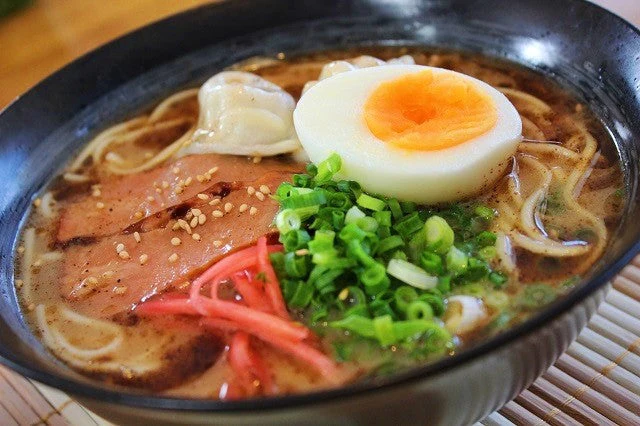 【100円シェア買い】ラーメン専家とんこつ味2人前 人気の九州豚骨ラーメン 特製焦がしニンニク調味油（黒マー油）付き 本場九州 お試しセット ご当地 メール便 保存食 非常食 まとめ買い お取り寄せ【ご新規さんとシェア買い】