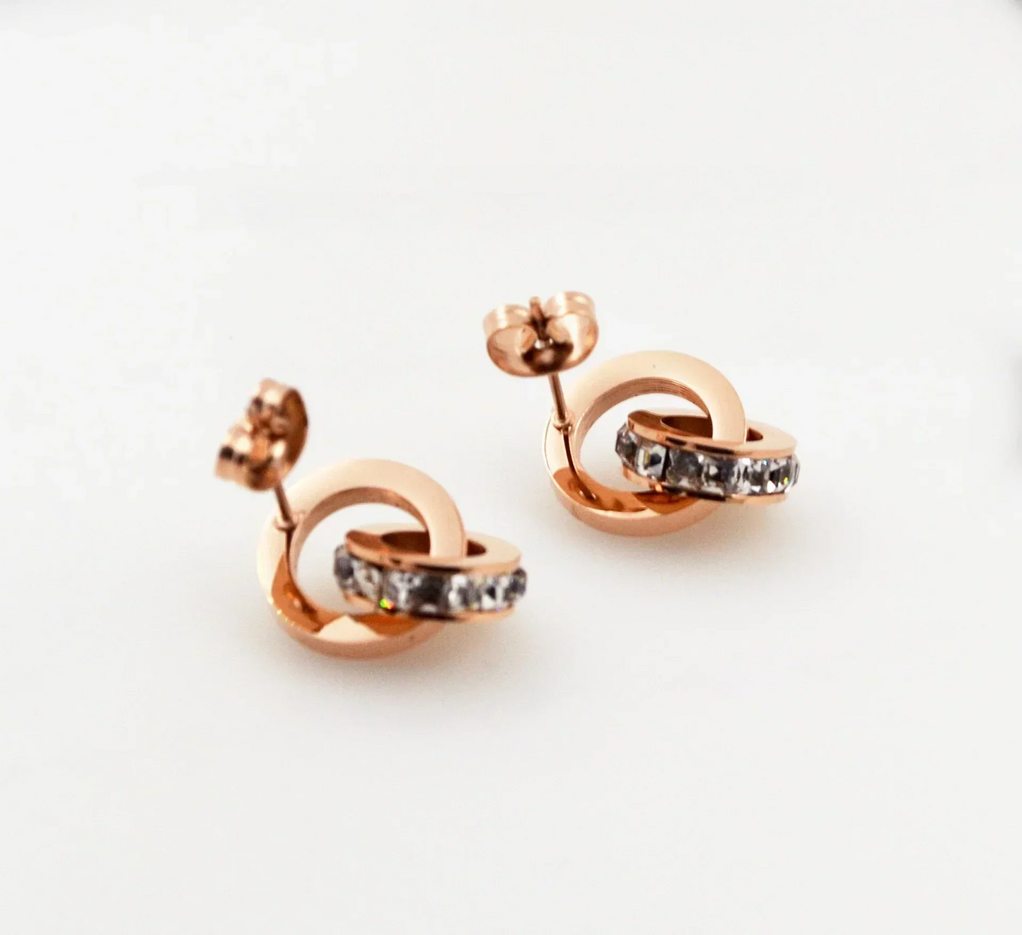 開店記念SALE   ピンクゴールド ローマ字　ピアス   【高評価 alittlemore出品】　K18GP　高級感　上品　ステンレス サージカルステンレス　18金仕上げ　アレルギー対策 　錆びにくい　　かぶれにくい　変色しない