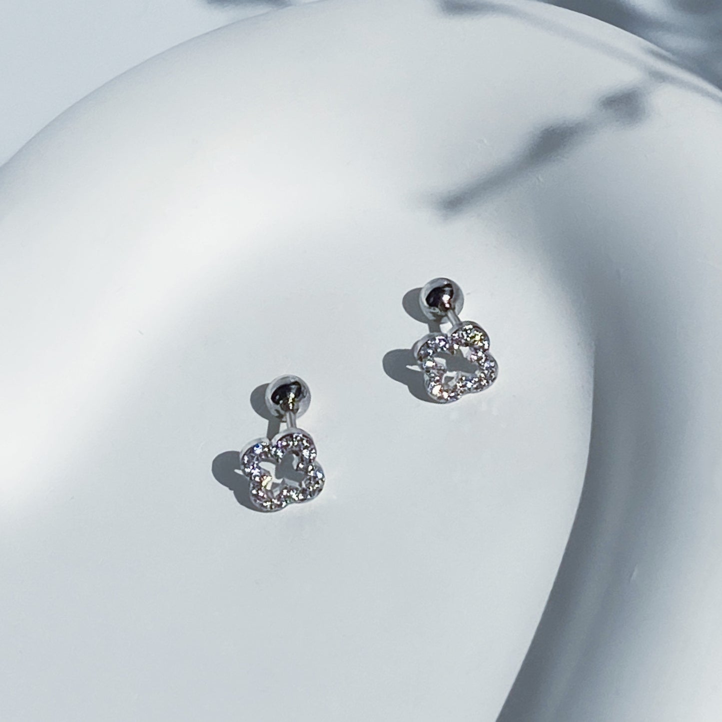 開店記念SALE   四つ葉　ピアス   シルバー レディース　落ちない　軟骨ピアス　ボディーピアス　付けっぱなし　18kgp キラキラ　ピンクゴールド　ローズゴールド　シルバー