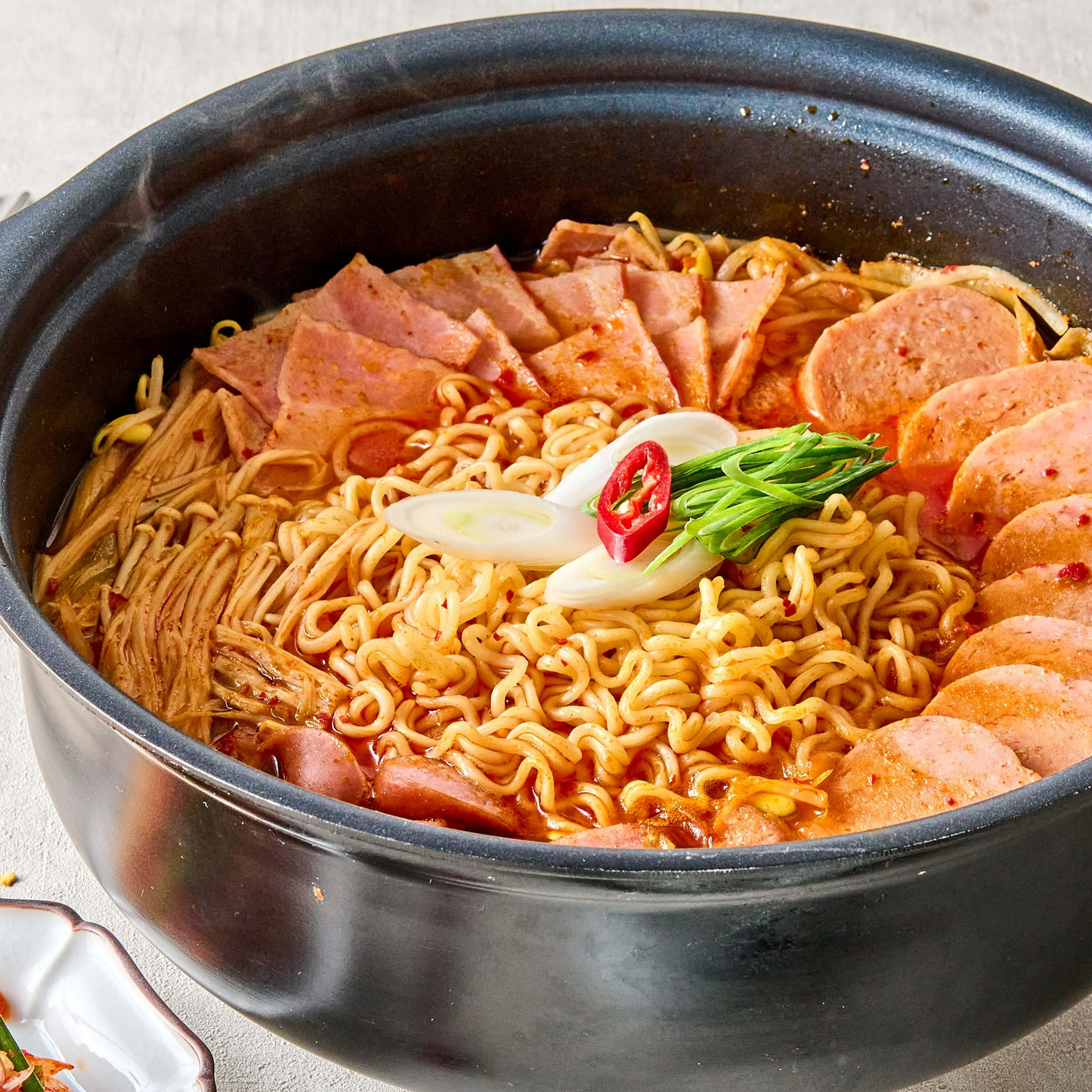 ブデチゲ(ブデチゲ、辛ラーメン、キムチ鍋、ソーセージ、鍋料理、韓国料理、韓国商品、韓国、韓国食べ物、韓国食材、ミールキット、食材宅配、冷蔵食品、料理キット、食材セット、お試し)