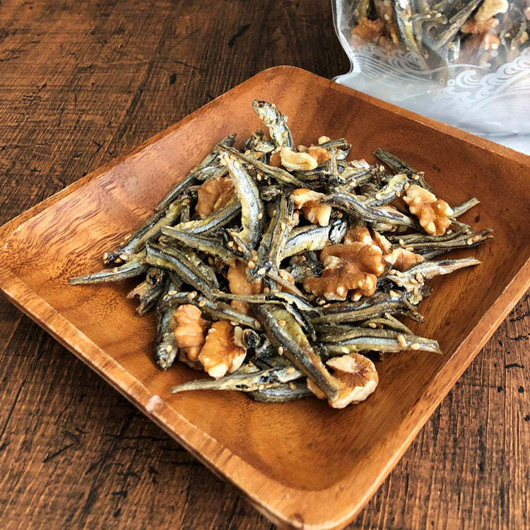 くるみ入り味付いりこ300g メール便 送料無料 生くるみ かたくちいわし 小魚 鉄分 カルシウム オメガ3脂肪酸 ミネラル ビタミン 健康 美容 チャック付 袋入り お取り寄せグルメ 食品 ギフト ポイント消化