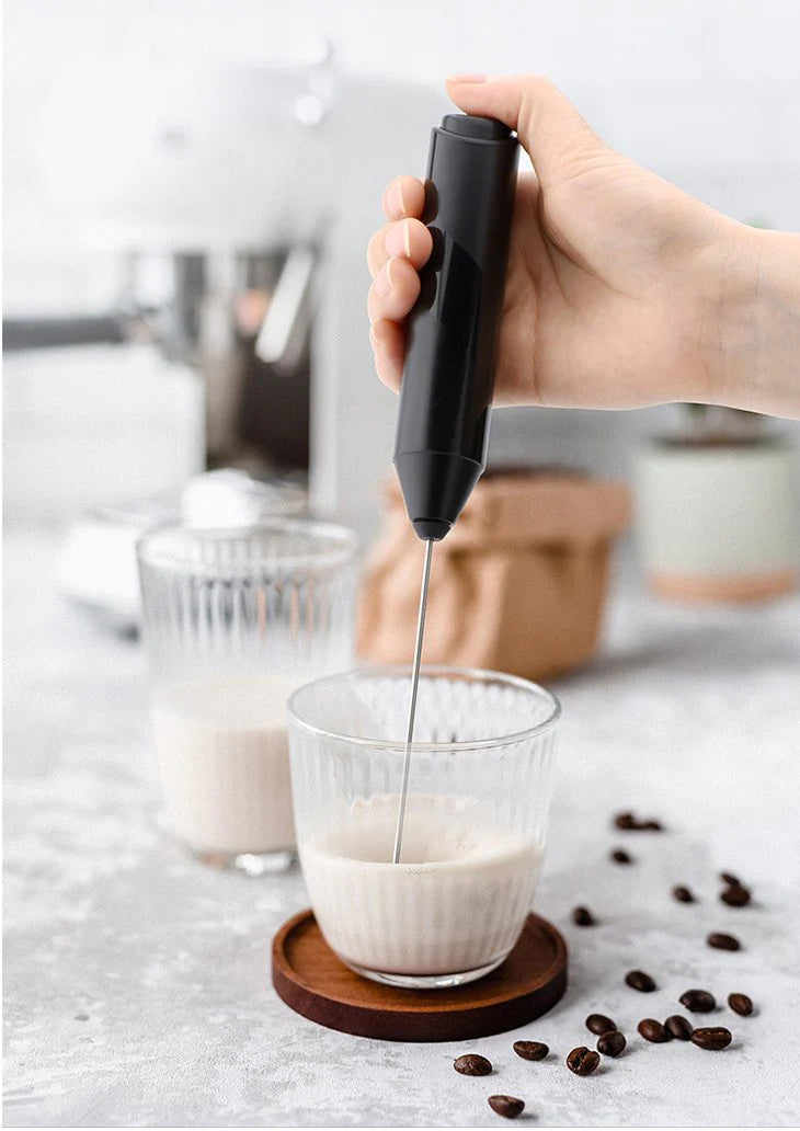 電動ミキサ ハンドミキサー ハンディミキサー 泡立て器 ビーター ステンレス コーヒー/スムージー/ホットチョコレートドリンクを作るための高速混合速度と快適なグリップを備えたハンドヘルドミルク泡立て器電気ミルクビーター