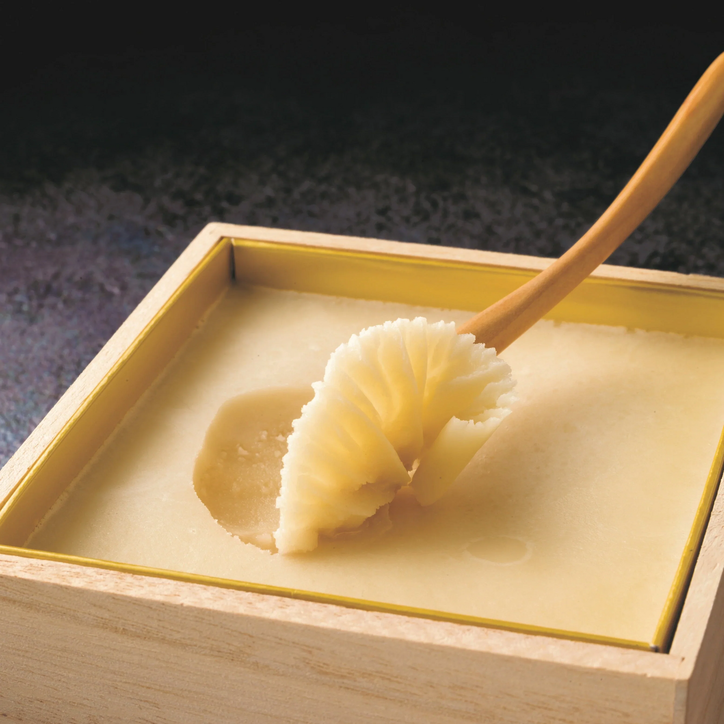 【極箱みつ】　はちみつ　ハチミツ　ご褒美　国産蜂蜜　ギフト　まるごと　冬　限定　御歳暮　お歳暮