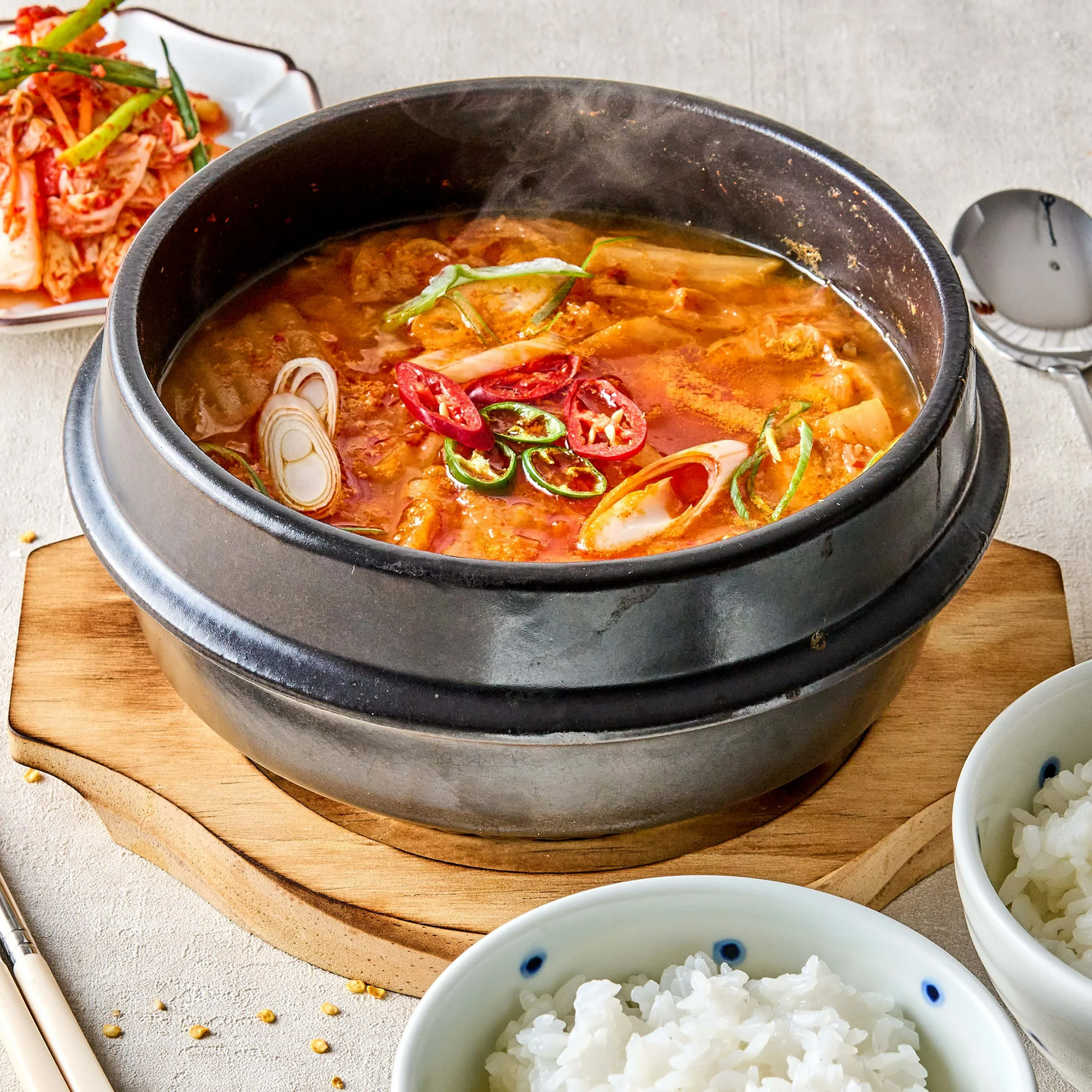 キムチチゲ(キムチチゲ、チゲ、辛ラーメン、キムチ鍋、鍋料理、韓国料理、韓国商品、韓国、韓国食べ物、韓国食材、ミールキット、食材宅配、冷蔵食品、料理キット、食材セット、お試し)